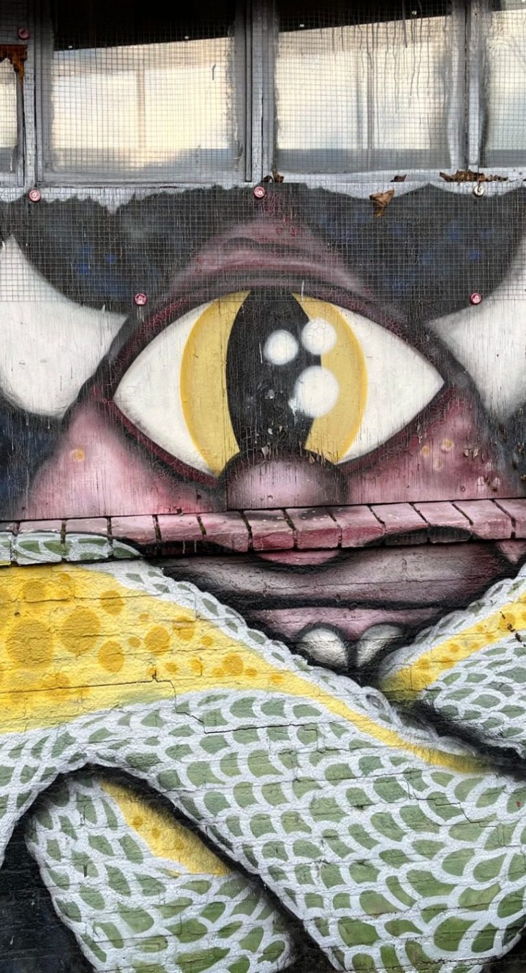 Handschoen in het hek